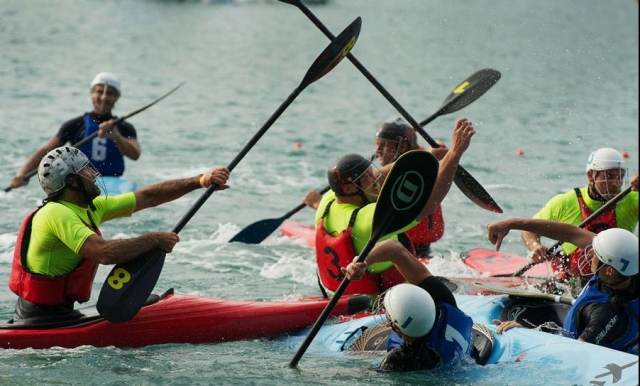 Allenamento di canoa Polo